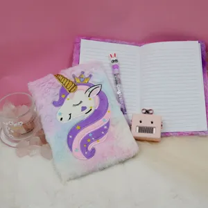 Taccuino unicorno peluche carino dettaglio, copertina in peluche pastello con ricamo.