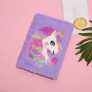 Süßes flauschiges Einhorn Notizbuch mit buntem Plüschbezug für Schülertagebuch und Journal.