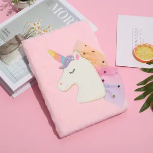 Dettaglio taccuino di peluche unicorno cartone animato, copertina morbida con ricamo e rete.