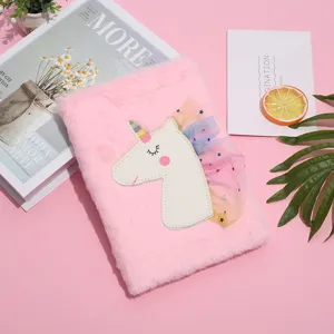 Vista dettagliata taccuino peluche unicorno carino, diario rosa soffice per studenti.