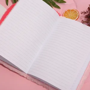 Simpatico taccuino in peluche rosa con pagine rigate, diario soffice ideale per studenti e cartoleria.