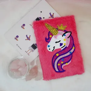 Simpatico taccuino in peluche unicorno per ragazze, copertina morbida con dettagli glitter.