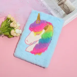 Quaderno diario in peluche unicorno carino con criniera colorata e corno d'oro per bambini.