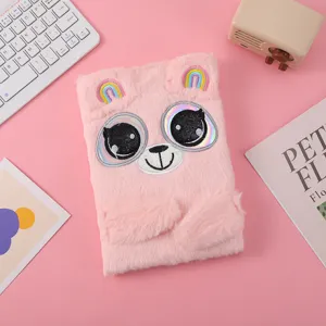 Dettaglio taccuino peluche rosa carino, design animale soffice con grandi occhi.