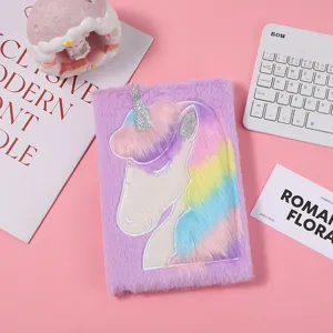 Joli carnet en peluche licorne pour enfants, journal intime rose duveteux avec détails pailletés.