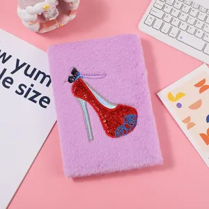 Simpatico taccuino in peluche viola con ricamo di scarpe con tacco alto, diario perfetto.