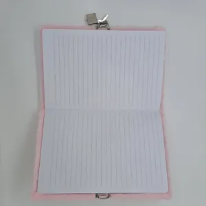 Taccuino soffice rosa con lucchetto pagine aperte vista di dettaglio diario carino