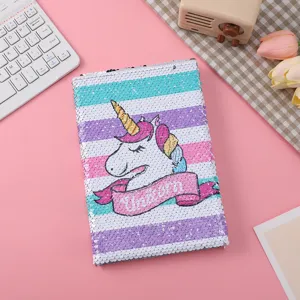 Süßes Cartoon Einhorn Pailletten Notizbuch Detailansicht, bunte Streifen Design für Kinder.