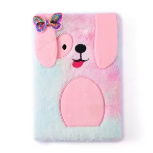 Dettaglio taccuino peluche cucciolo, copertina soffice colorata con fiocco di paillettes.