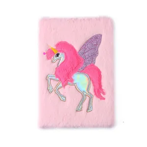 Detail de carnet en peluche rose avec joli patch licorne, couverture douce pour journal