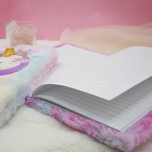 Simpatico quaderno in peluche unicorno per bambine, diario morbido e soffice con pagine a righe.