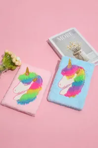 Flauschiges Einhorn Notizbuch Detail, süßes Tagebuch mit Regenbogen Mähne für Schüler.