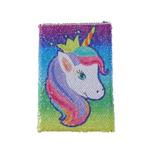 Nahaufnahme des glitzernden Pailletten Einhornbuch Covers mit bunten Wendepailletten.