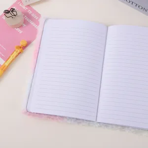 Vue détaillée du carnet en peluche avec des pages lignées et une couverture colorée.