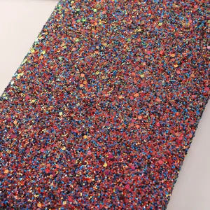 Primo piano dettagliato di una copertina di quaderno con glitter multicolori scintillanti.