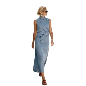 Robe midi sans manches élégante à col montant en bleu clair uni pour un style chic.