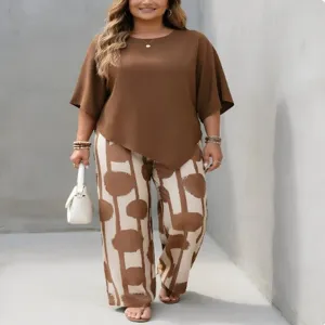 Completo due pezzi taglie forti da donna con top asimmetrico marrone e pantaloni con stampa.