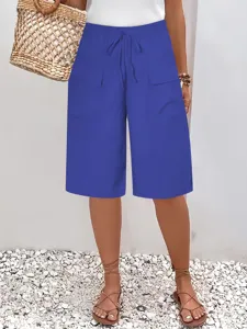 Vue detaillee de short de loisir bleu pour femme avec poches et cordon de serrage.
