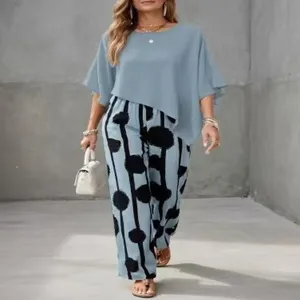 Vista dettagliata del completo casual a due pezzi con eleganti pantaloni a righe e top blu.