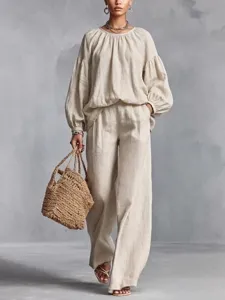 Detailansicht des eleganten, beige Leinen-Zweiteilers mit lockeren Laternenärmeln.