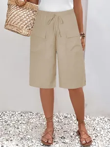 Shorts décontractés beiges avec taille à cordon confortable et poches latérales pratiques.