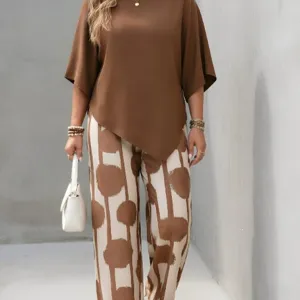 Set casual in due pezzi con top a maniche corte marrone e pantaloni larghi stampati.