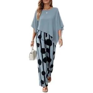 Set casual a due pezzi con maniche corte a righe e pantaloni larghi stampati da donna.