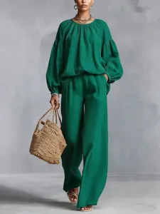Grünes zweiteiliges Freizeitoutfit mit Laternenärmel-Top und weiter Hose Detail.