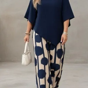 Completo casual chic con top elegante a maniche corte e pantaloni larghi stampati.