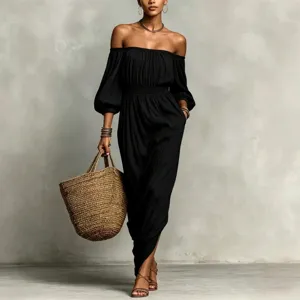 Elegantes schulterfreies schwarzes Maxikleid mit gesmokter Taille und weitem Schnitt.