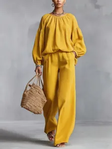 Detailansicht des lässigen Damen Sets mit Ballonärmeln Bluse und weicher Hose in Gelb.