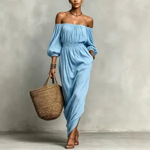 Detailaufnahme des hellblauen off-shoulder gesmokten Maxikleides in Szenen-Styling
