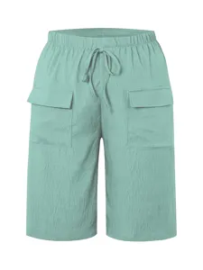 Vue détaillée de short cargo décontracté vert sauge pour femme avec taille cordon et poches.