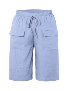 Shorts décontractés bleu clair pour femmes avec taille élastique et poches cargo latérales.