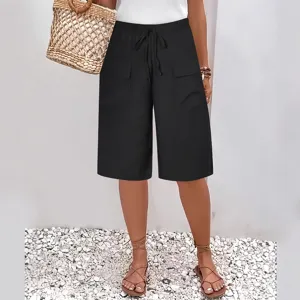 Short de bermuda noir décontracté pour femme avec taille élastique et poches latérales pratiques.