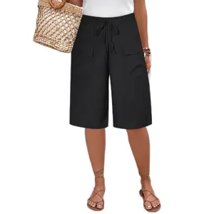Short Bermuda noir décontracté pour femme avec taille élastique et poches cargo pratiques.