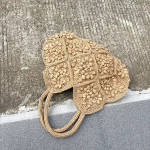 Handgehäkelte Stroh-Tasche mit 3D Blumen, schöne sommerliche Strand Handtasche in Khaki.
