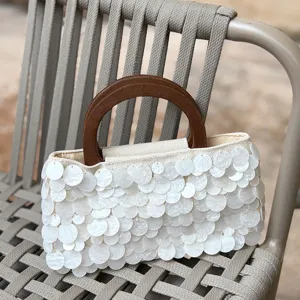 Sac à main vintage fait main en sequins et coquillages avec poignée en anneau de bois