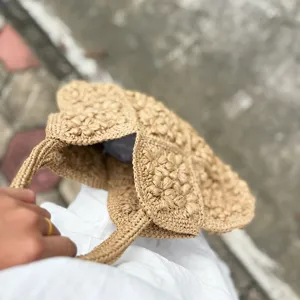 Handgemachte gehaakte Strohtasche, stilvolle Sommer Strandhandtasche mit Blumen.