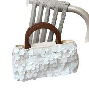Sac à main vintage tissé en sequins et coquillages avec poignée ronde en bois chic
