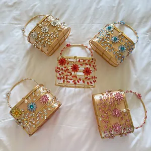 Sac de soirée cage en métal de luxe avec fleurs en cristal, strass brillants et fermoir perle.