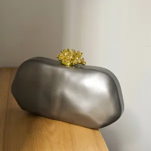 Unregelmäßige ovale Abendtasche Clutch mit luxuriösem Goldkorallenverschluss und edlem Metall