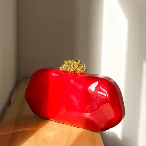 Wunderschöne rote unregelmäßige ovale Abendtasche mit vergoldetem Korallenverschluss.