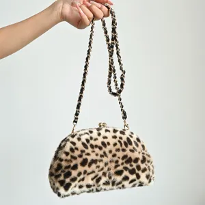 Nahaufnahme Detail der Vintage Herbst Winter Leo Plüsch Halbrund Clutch Tasche mit Kussverschluss.