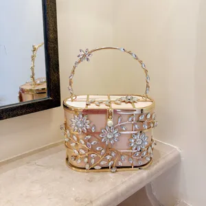 Sac de soirée métallique floral de luxe avec strass étincelants et verrou de perle délicat.