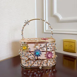 Gros plan détaillé du sac de soirée en métal de luxe avec fleurs en strass et fermoir perle.