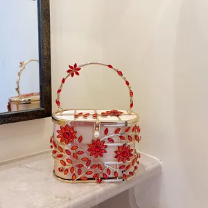 Sac de soirée en métal exquis avec fleurs en strass creuses et fermoir perlé élégant.