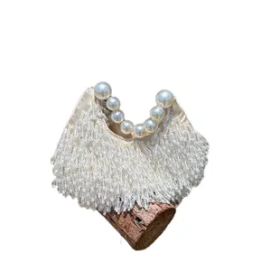 Französische Perlen Abendtasche in Beige mit Perlengriff und Kristallquasten Hauptansicht