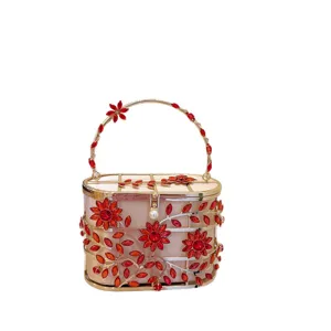Sac de soirée en métal fleurs cristaux rouges perle fermoir et poignée strass élégante.