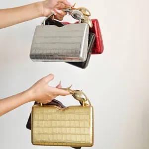 Glänzende Metallic Kroko Abendtasche mit floralem Metallgriff für elegante Partys.